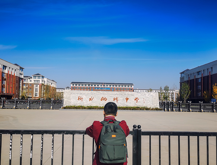 衡水“宇宙第一中學(xué)”被停止招生一年，學(xué)校老師稱無(wú)大影響，中介一個(gè)名額賣3萬(wàn)，當(dāng)?shù)胤慨a(chǎn)仍遭瘋搶