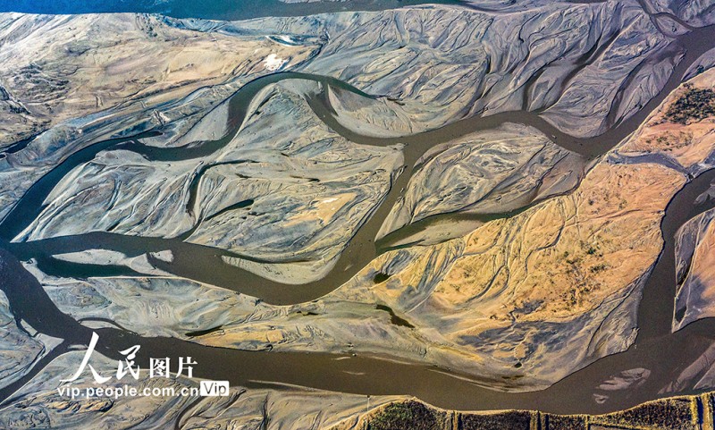 黃河水位下降 河床露出線(xiàn)條形態(tài)各異蔚為壯觀(guān)