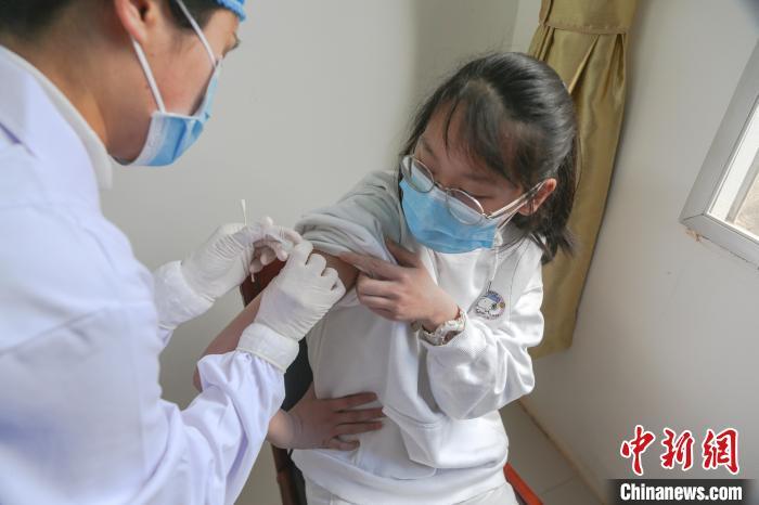 多地中學(xué)生開打HPV疫苗，“一針難求”局面能緩解嗎？
