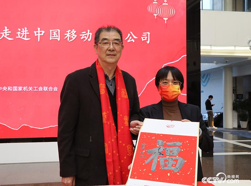 盧中南向職工代表送“?！? />
</p>
<p style=