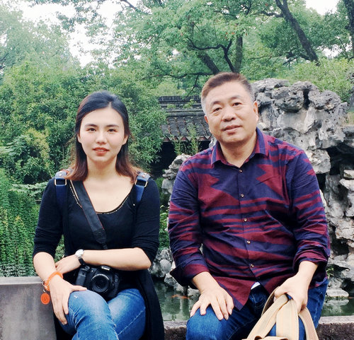 安陽(yáng)：楊明學(xué)攜女兒楊菲拿起畫筆以“藝”抗疫