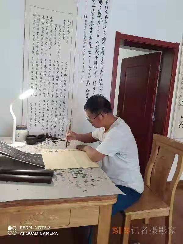 退休老黨員書寫書法作品，為抗疫吶喊助威