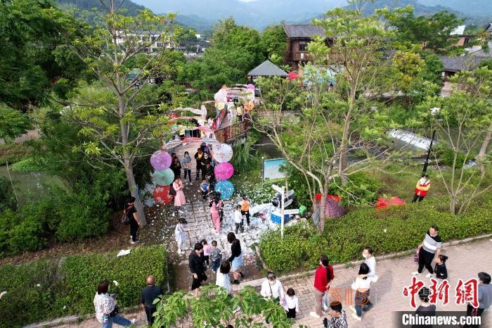 市民游逛孔元村。 王東明 攝