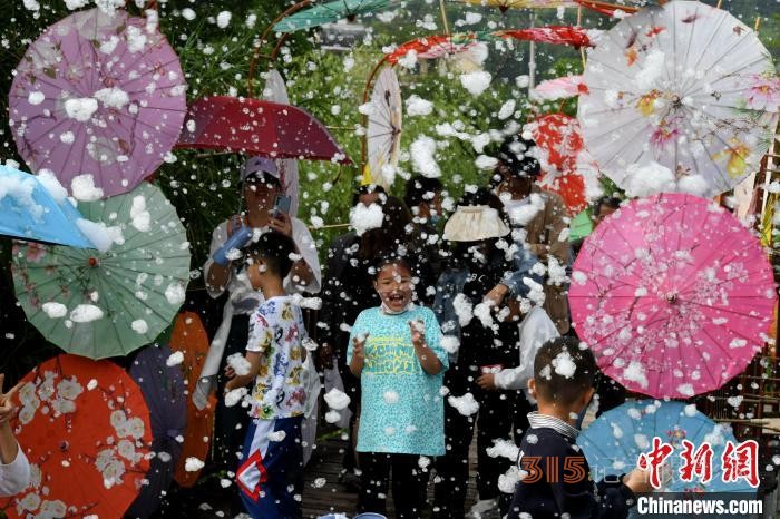 小朋友歡樂(lè)玩人造雪。 王東明 攝