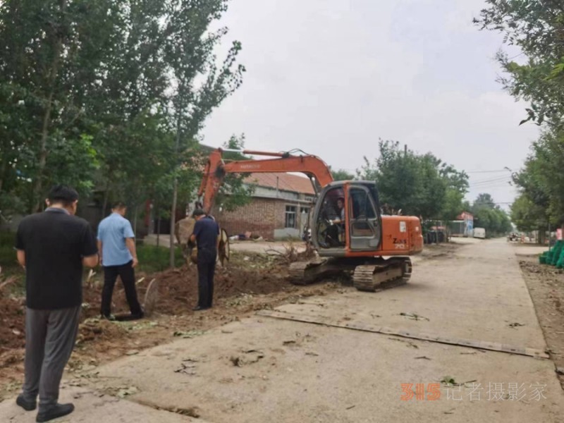 仁人志士捐善款，拓寬道路受稱贊