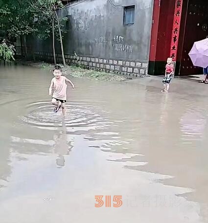 村民自發(fā)修街道，方便自己惠濟鄉(xiāng)鄰