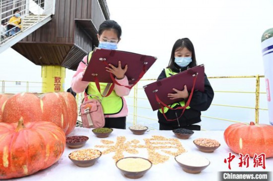 小學(xué)生們正在戶外進(jìn)行繪畫。 陳超 攝