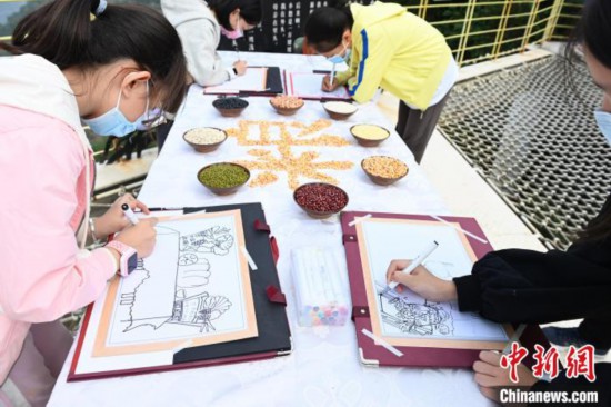 小學(xué)生們正在戶外進(jìn)行繪畫。 陳超 攝