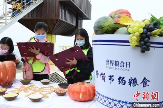 小學(xué)生們正在戶外進(jìn)行繪畫。 陳超 攝
