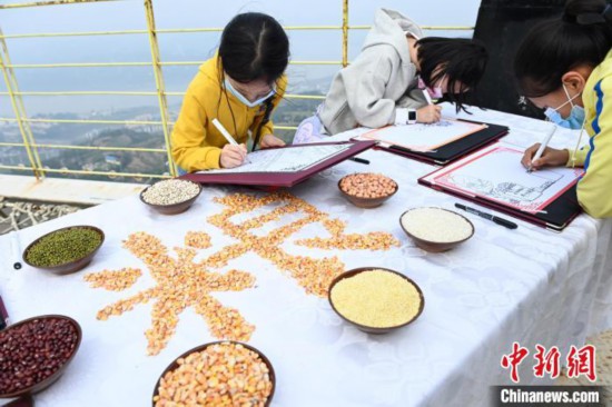 小學(xué)生們正在戶外進(jìn)行繪畫。 陳超 攝