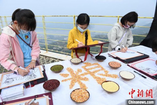 小學(xué)生們正在戶外進(jìn)行繪畫。 陳超 攝