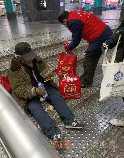 寒冬無情 人有情一一好人行善隊尋找流浪街友 寒冬無情 人有情一一好人行善隊尋找流浪街友