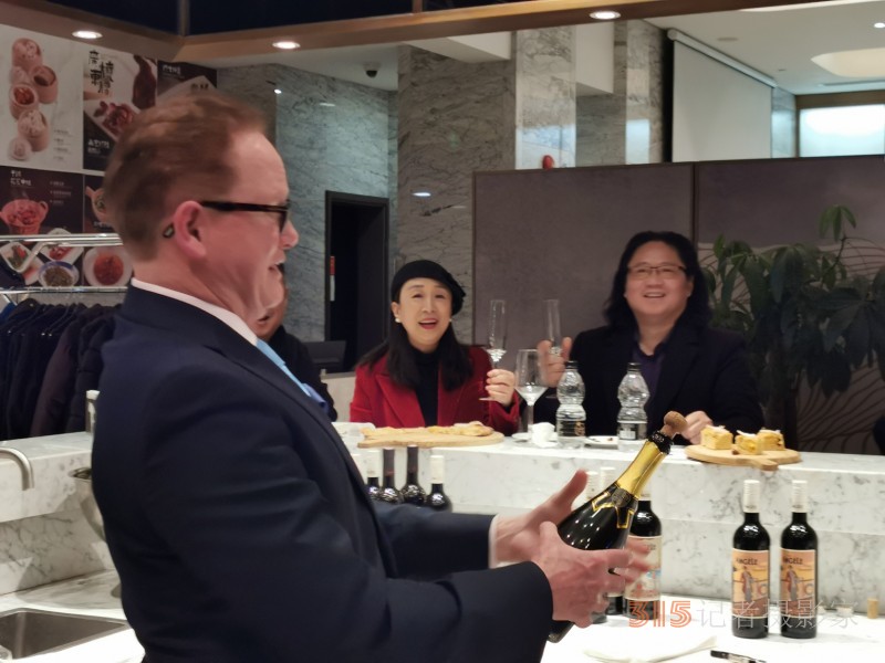 好萊塢聯(lián)合打造“世界百?gòu)?qiáng)名人藝術(shù)家影像拍攝工程＂今天正式簽約