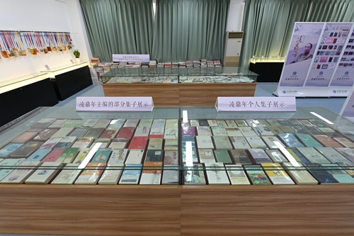 8、凌鼎年出版的個(gè)人集子與主編集子展示。.JPG