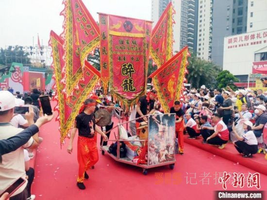 近百項(xiàng)非遺亮相東莞“茶園游會(huì)”。圖為國(guó)家級(jí)非遺項(xiàng)目中山醉龍。 李純 攝
