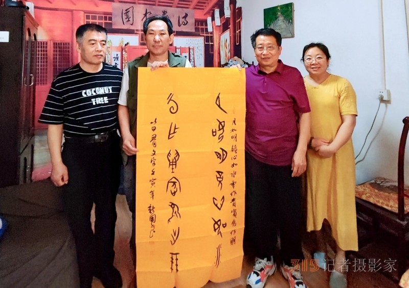 但愿人間多雅韻 不辭艱巨奏心弦——詩書融媒體人笑琰、李月夫婦印象