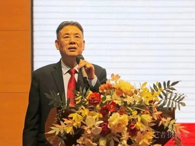 柴時(shí)鐘:校長(zhǎng)教育思想對(duì)學(xué)校的發(fā)展至關(guān)重要 柴時(shí)鐘:校長(zhǎng)教育思想對(duì)學(xué)校的發(fā)展至關(guān)重要