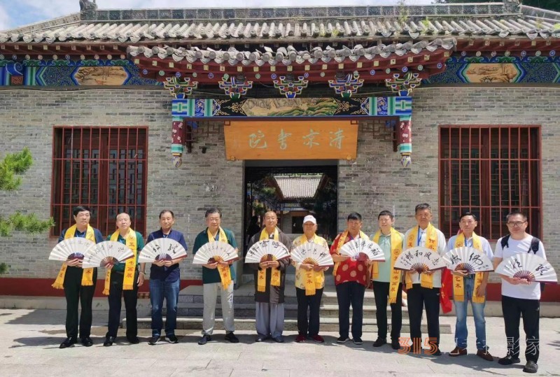 “大美五臺(tái)山 翰墨中華情”書畫展暨中國文化進(jìn)萬家藝術(shù)團(tuán)走進(jìn)五臺(tái)山采風(fēng)筆會(huì)在五臺(tái)山清涼寺舉行