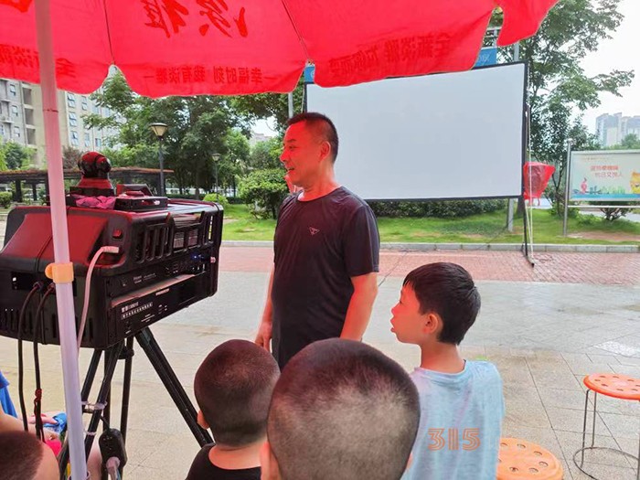 蔡圣友正在放映電影。鄭雨潔攝