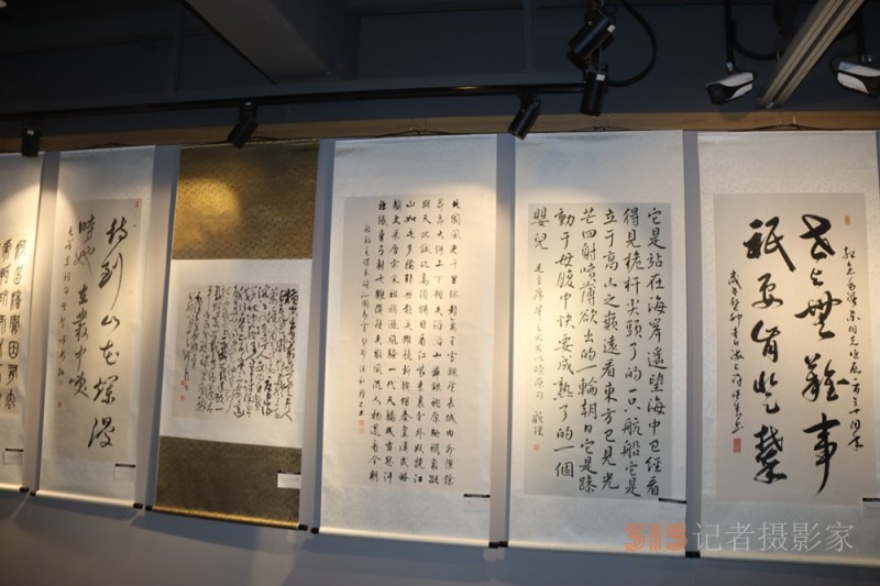 “緬懷領袖， 砥礪前進”——紀念毛澤東同志誕辰130周年書法篆刻名家作品邀請展在上海中國書法院揭幕