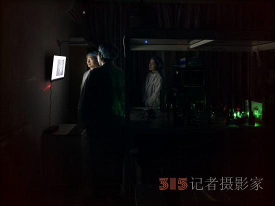阮昊研究員（左）和他的學(xué)生趙苗（中）、胡巧在上海光機(jī)所光學(xué)實(shí)驗(yàn)室，利用國(guó)際首創(chuàng)的雙光束調(diào)控聚集誘導(dǎo)發(fā)光超分辨光存儲(chǔ)技術(shù)做寫入試驗(yàn)（2月29日攝）。
