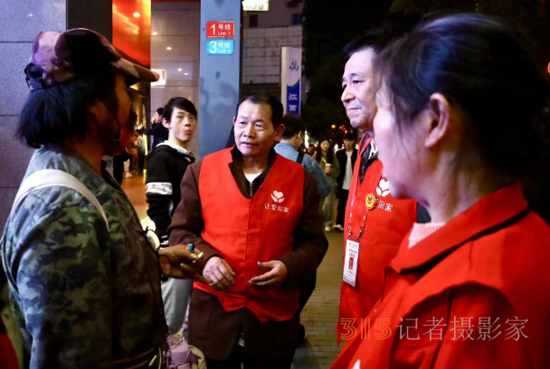 南昌市讓愛(ài)回家志愿者協(xié)會(huì)學(xué)雷鋒做善事，尋街友幫群眾