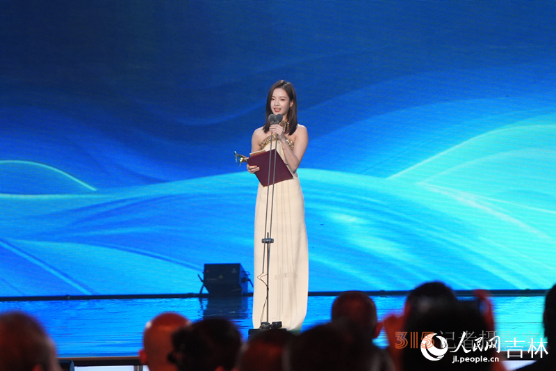 青年演員李庚希獲最佳女演員獎(jiǎng)。人民網(wǎng)記者 李洋攝