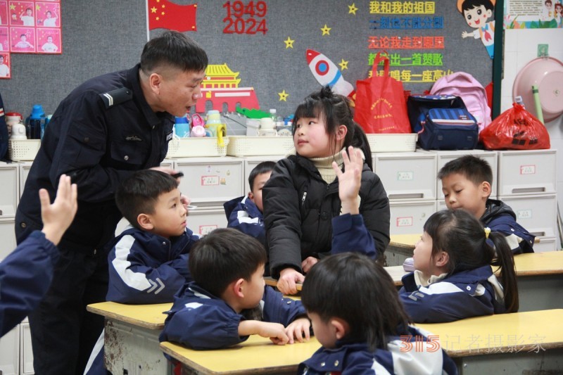 黃巖公安走進校園，為孩子們帶來生動形象的安全教育課