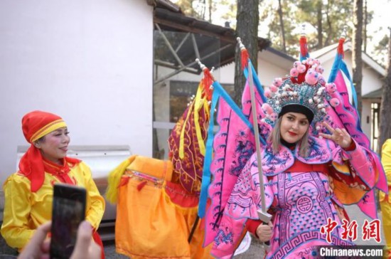 外國游客涌入中國“寶藏小城”體驗春節(jié)