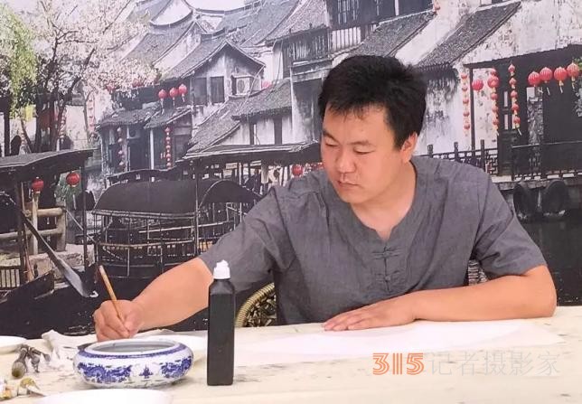 小寫意見大真章，輕著色顯深底蘊——訪青年書畫家左衛(wèi)