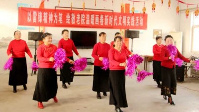 以雷鋒為筆  繪敬老院溫暖畫(huà)卷畫(huà)卷