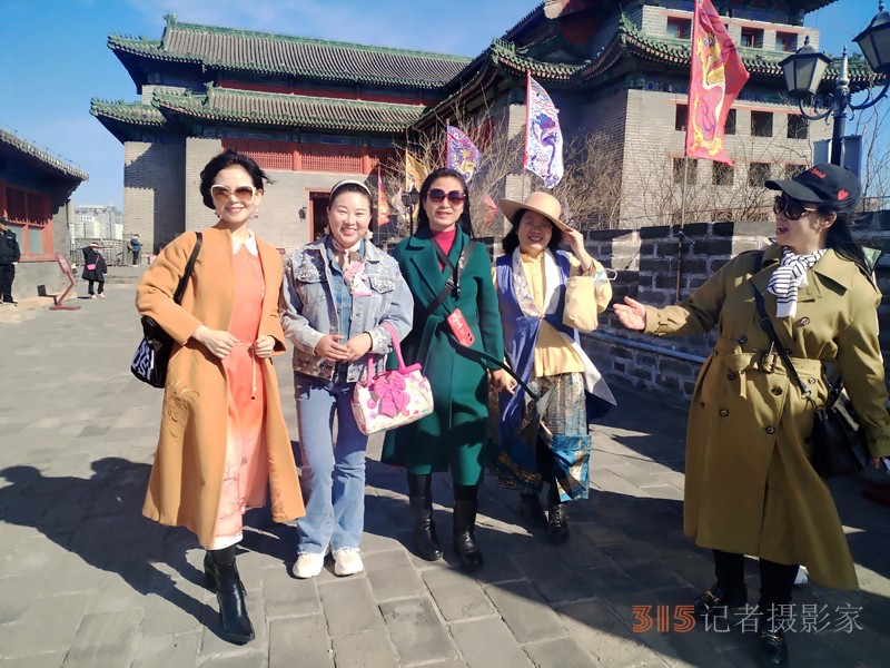 春分時(shí)節(jié)明城墻樂(lè)游賞梅