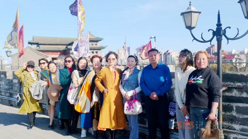 春分時(shí)節(jié)明城墻樂(lè)游賞梅
