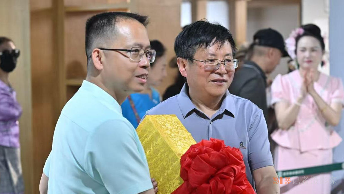 毛曉春先生向西雙版納州景洪市政府捐贈作品、景洪市市長刀海清接受毛曉春先生捐贈長卷