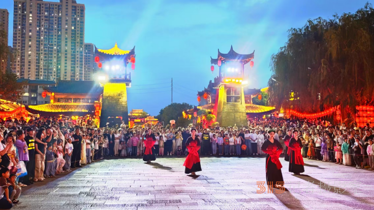 洛邑古城夜未央，漢服華彩映華光