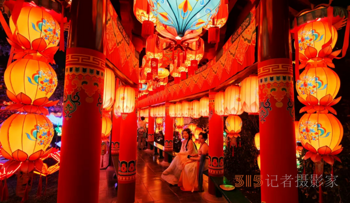 虹橋星瀑映汴梁，清明上河園夜場(chǎng)“燃爆”宋韻長(zhǎng)卷