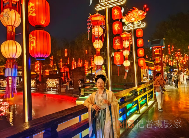 虹橋星瀑映汴梁，清明上河園夜場(chǎng)“燃爆”宋韻長(zhǎng)卷