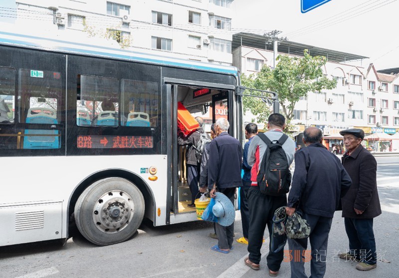 2025年4月17日，合川區(qū)三廟鎮(zhèn)，乘客們正在排隊(duì)搭乘川渝8路省際公交。記者羅斌 攝/視覺(jué)重慶