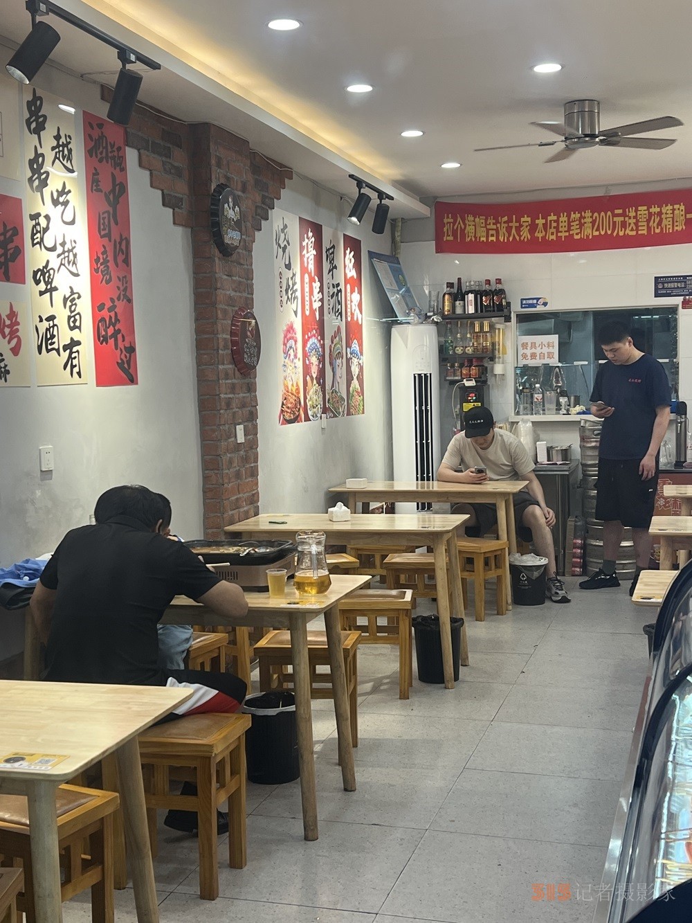 一家店面，兩班人馬：上海社區(qū)里的“拼店”生存術(shù)
