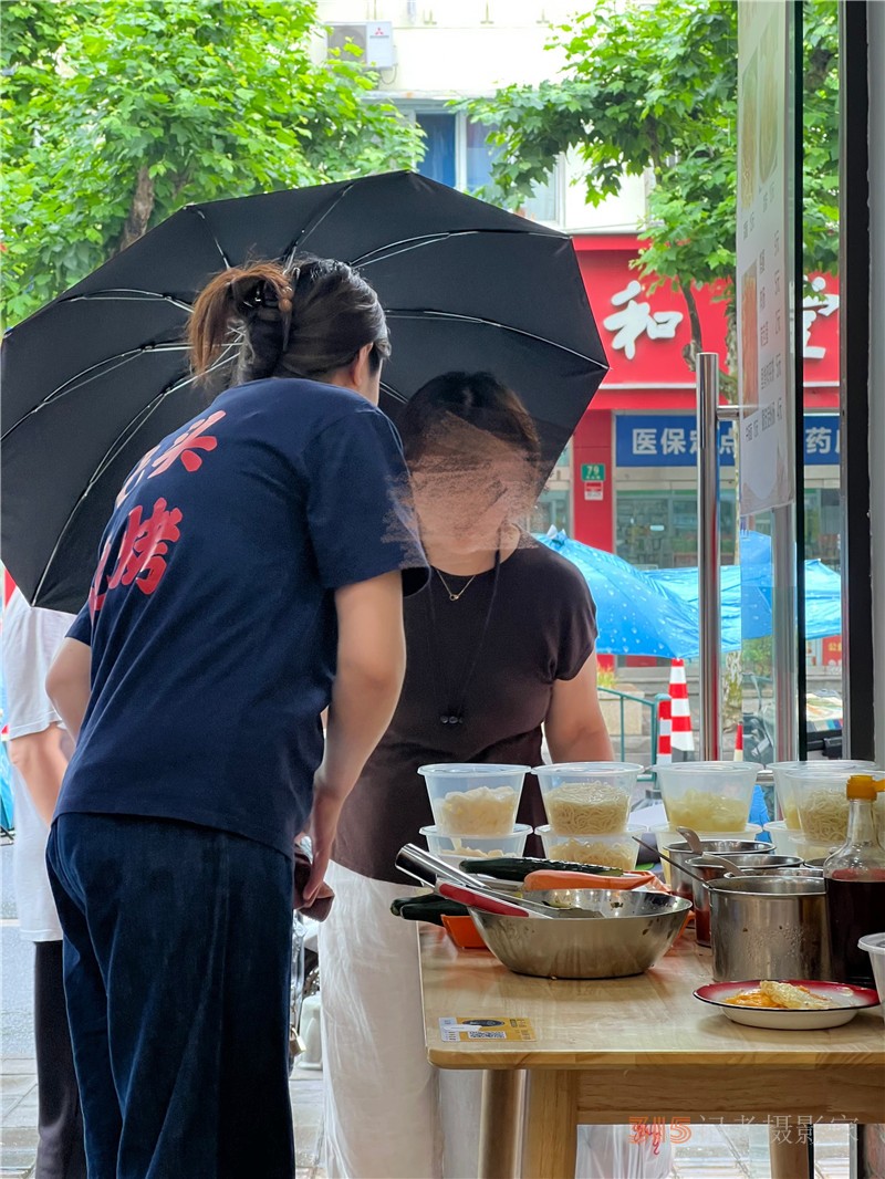 一家店面，兩班人馬：上海社區(qū)里的“拼店”生存術(shù)