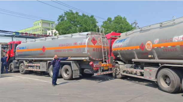 中石化安陽(yáng)分公司物流組織承運(yùn)商油罐車(chē)碰撞罐體破裂跑油起火應(yīng)急演練