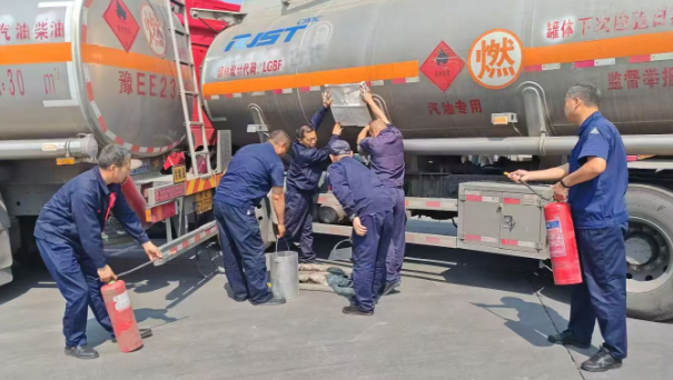 中石化安陽(yáng)分公司物流組織承運(yùn)商油罐車(chē)碰撞罐體破裂跑油起火應(yīng)急演練